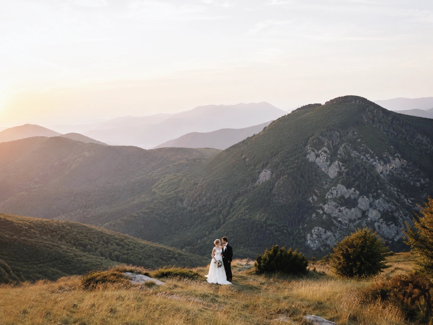 Couple de mariés photographié dans un paysage de montagne en Suisse romande