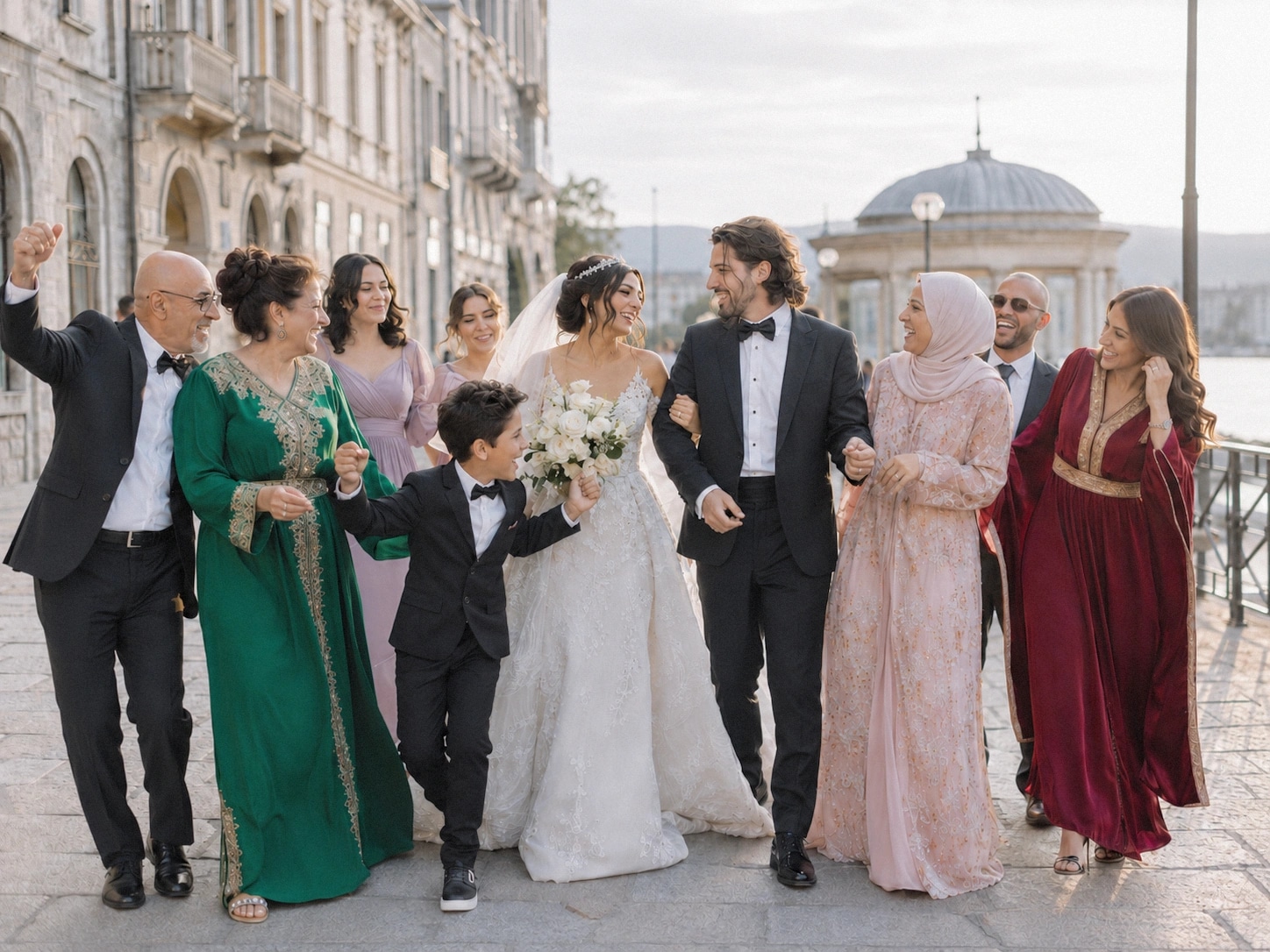 Mariés entourés de leurs proches pendant un reportage de mariage