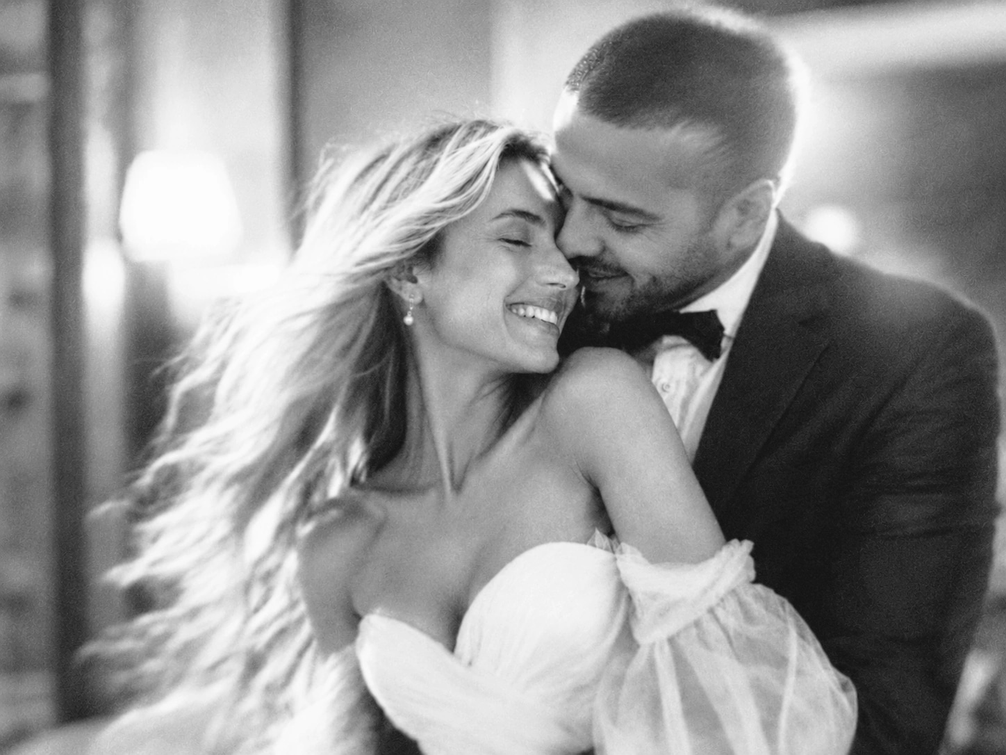 Moment intime et naturel entre deux mariés pendant leur journée de mariage