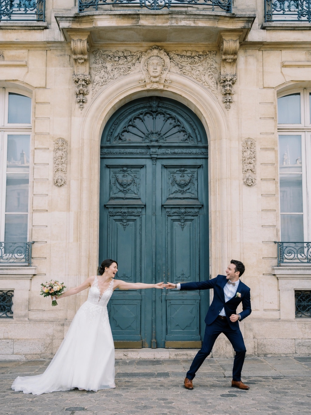 Portrait de couple de mariés dans un décor architectural élégant